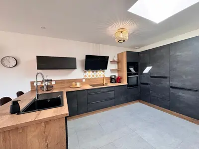 Cuisine ou kitchenette dans l'établissement Le Charme - Jardin - Petanque - Parking - 6p