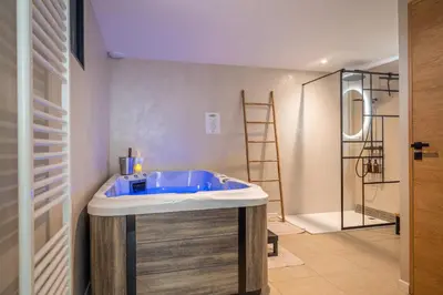 Salle de bains dans l'établissement Grange de Clyna-Piscine & Spa à 10 min du circuit
