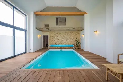 Piscine de l'établissement Grange de Clyna-Piscine & Spa à 10 min du circuit ou située à proximité