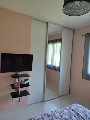 Télévision ou salle de divertissement dans l'établissement 2 chambres à la campagne, proche du Mans