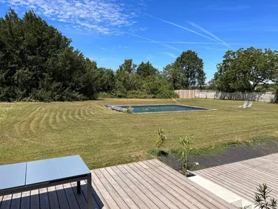 Jardin de l'établissement Domaine proche de Chinon piscine, billard, pétanque et aire de jeux pour enfants