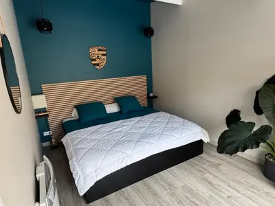 Un ou plusieurs lits dans un hébergement de l'établissement Chambre chez l habitant à 400 m du circuit des 24h