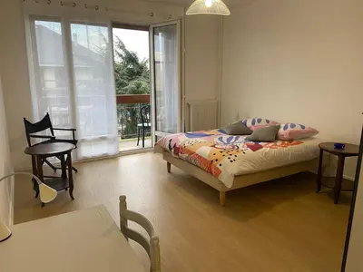 Un ou plusieurs lits dans un hébergement de l'établissement Joli studio avec balcon