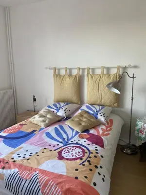 Un ou plusieurs lits dans un hébergement de l'établissement Joli studio avec balcon