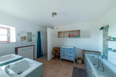 Salle de bains dans l'établissement Le Logis Viennois - A 20 km de Center Parcs