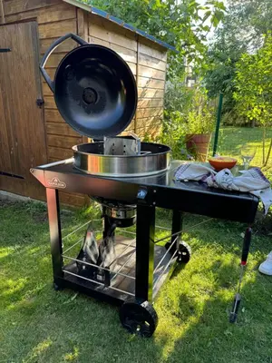 Barbecue disponible mis à disposition des clients de la maison de vacances