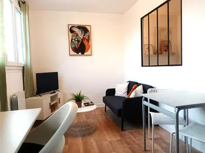 Télévision ou salle de divertissement dans l'établissement Le nid d'Origet centre-ville wifi cosy