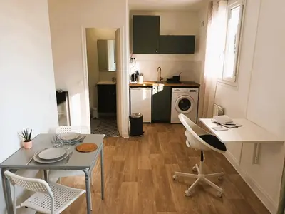 Cuisine ou kitchenette dans l'établissement Le nid d'Origet centre-ville wifi cosy