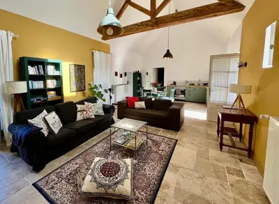 Coin salon dans l'établissement Ancienne grange rénové et cozy le long de la rivière du Cher