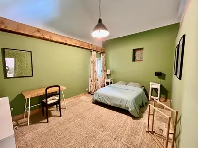 Un ou plusieurs lits dans un hébergement de l'établissement Ancienne grange rénové et cozy le long de la rivière du Cher