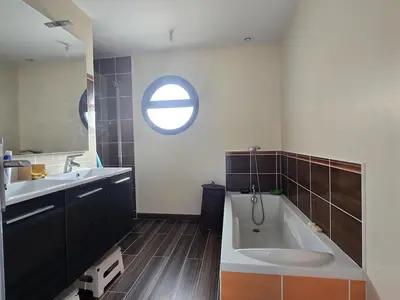 Salle de bains dans l'établissement la belle de volnay