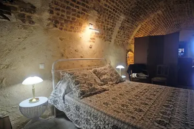 Un ou plusieurs lits dans un hébergement de l'établissement Gîte semi-troglodytique du Vieux Chai de Trôo
