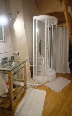 Salle de bains dans l'établissement Gîte semi-troglodytique du Vieux Chai de Trôo