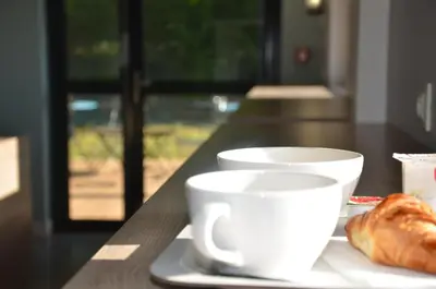 Options de petit-déjeuner proposées aux clients de l'établissement Unisotel Le Mans