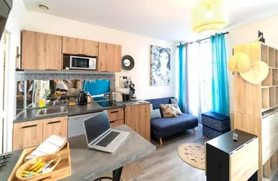 Cuisine ou kitchenette dans l'établissement Reve bleu Studio lumineux 30m2 hypercentre Blois