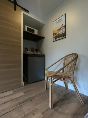 Cuisine ou kitchenette dans l'établissement Chambre indépendante rénovée, à 2 pas de la plage