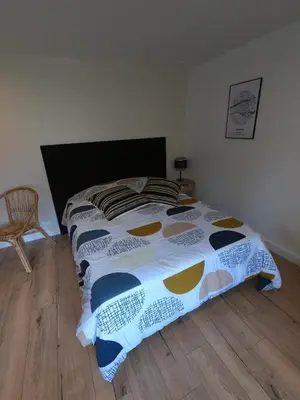 Un ou plusieurs lits dans un hébergement de l'établissement Chambre indépendante rénovée, à 2 pas de la plage
