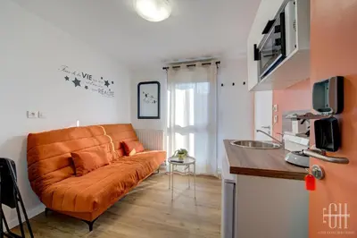 Cuisine ou kitchenette dans l'établissement Mars - Proche A10 - 2V - Parking