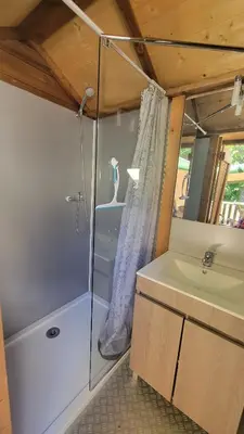 Salle de bains dans l'établissement Camping La Fritillaire