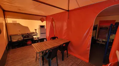Cuisine ou kitchenette dans l'établissement Camping La Fritillaire