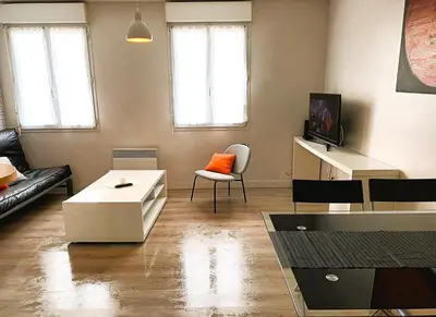 Télévision ou salle de divertissement dans l'établissement Chez Auguste - T2 spacieux - wifi - tv