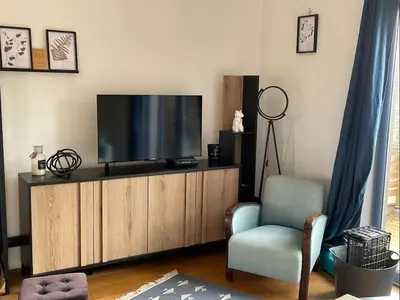 Télévision ou salle de divertissement dans l'établissement Evasion Nature, Lodge ideal pres du Zoo de Beauval