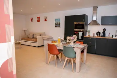 Cuisine ou kitchenette dans l'établissement Gîtes Le Duo de Galerne , à 5 minutes du Zoo Parc de Beauval