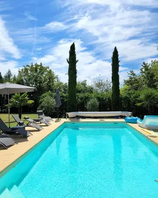 Piscine de l'établissement La Maison Tuffeau Bed and Breakfast ou située à proximité
