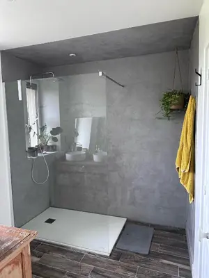 Salle de bains dans l'établissement Idéal 24H du Mans - 3 chambres, jardin & stationnement facile