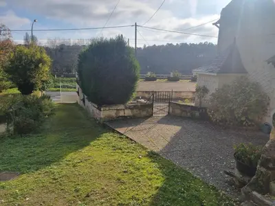 Jardin de l'établissement Maison semi troglodyte