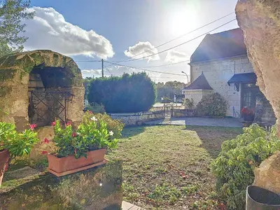 Jardin de l'établissement Maison semi troglodyte