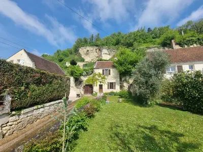 Jardin de l'établissement Maison semi troglodyte