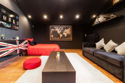 Coin salon dans l'établissement Loft 8 Chic et Cosy - WIFI - Arnage