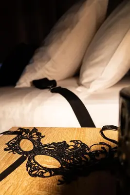 Un ou plusieurs lits dans un hébergement de l'établissement Charme & Sens Avec Jacuzzi intérieur