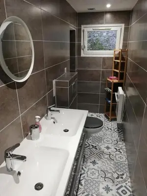 Salle de bains dans l'établissement Appartement accueillant à Luynes, 60 m² avec jardin