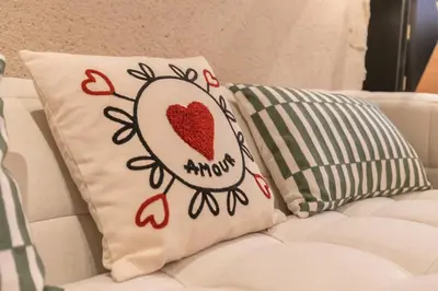 Un ou plusieurs lits dans un hébergement de l'établissement L'Écrin sous le Château - Sauna et Raffinement - Classé 4 étoiles