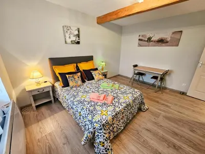 Coin salon dans l'établissement Charmante Maison en Pierre avec Jardin Près de Chinon - FR-1-381-608