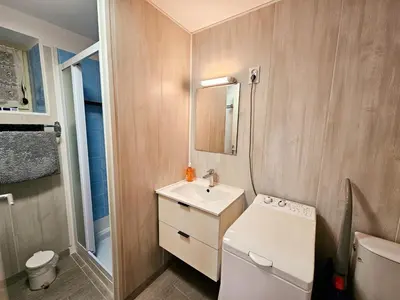 Salle de bains dans l'établissement Charmante Maison en Pierre avec Jardin Près de Chinon - FR-1-381-608