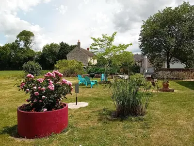 Jardin de l'établissement Charmante Maison en Pierre avec Jardin Près de Chinon - FR-1-381-608