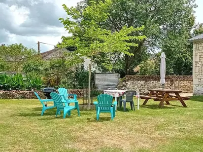 Jardin de l'établissement Charmante Maison en Pierre avec Jardin Près de Chinon - FR-1-381-608
