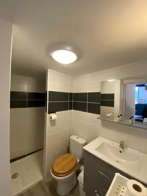 Salle de bains dans l'établissement Logement avec alcôve et jardin proche du Château