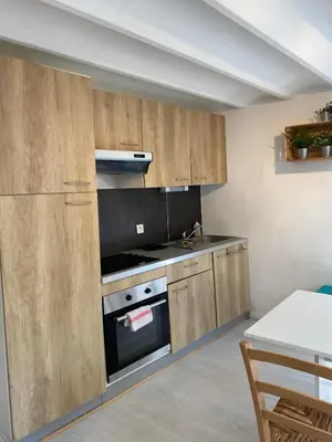 Cuisine ou kitchenette dans l'établissement Logement avec alcôve et jardin proche du Château