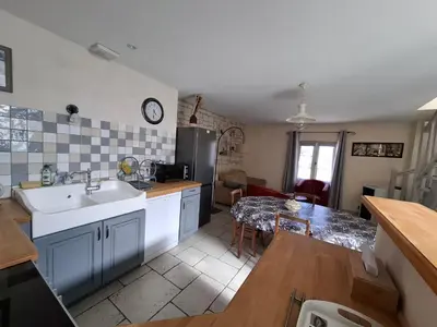 Cuisine ou kitchenette dans l'établissement Gite Les Laurielles