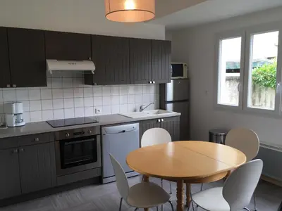 Cuisine ou kitchenette dans l'établissement Charmante maison au cœur du village
