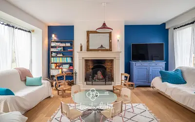 Coin salon dans l'établissement Maison cosy proche du Mans avec jardin et BBQ - l'instant clef