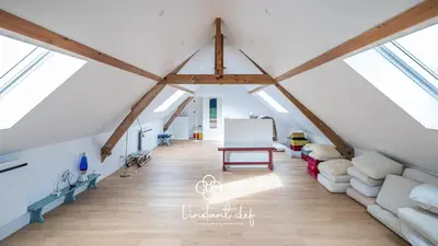 Coin salon dans l'établissement Maison cosy proche du Mans avec jardin et BBQ - l'instant clef