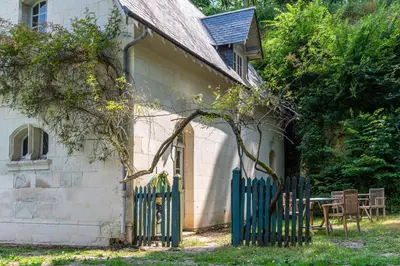Jardin de l'établissement Dépendance du Château - 4 Chambres - Grande salle commune - Bord de Loire