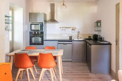 Cuisine ou kitchenette dans l'établissement Maison 3 pièces - Dépendance du Château