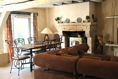Coin salon dans l'établissement les Refuges du Vignoble