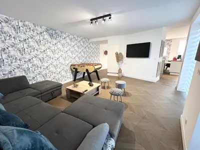 Télévision ou salle de divertissement dans l'établissement Jolie maison familiale 14 personnes